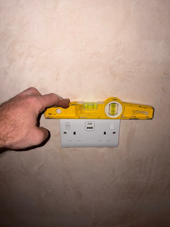 Levelling a new double socket on a freshly plastered wall