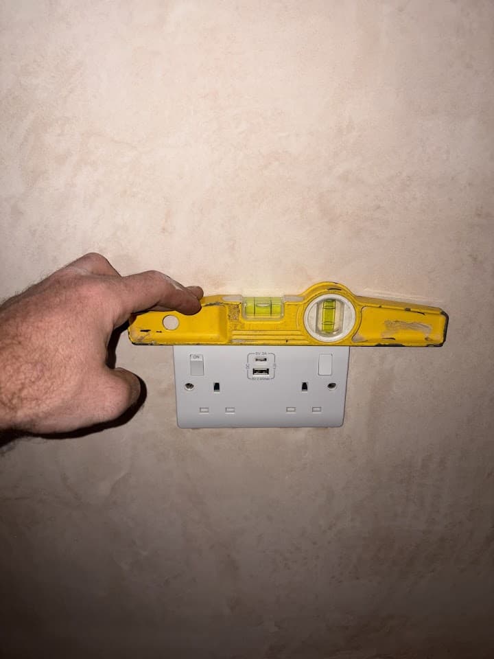 Levelling a new double socket on a freshly plastered wall